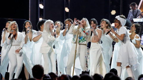 La cantante Kesha rodeada por una multitud de cantantes interpreta 'Praying'.- REUTERS