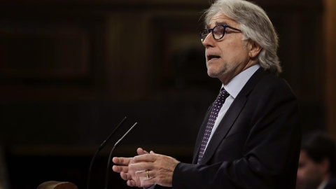 El diputado de CiU, Josep Sánchez-Llibre durante su intervención en el pleno del Congreso que hoy debate el tercer programa de ayudas a Grecia y la contribución española, cifrada en 10.148 millones de euros. EFE/Emilio Naranjo El diputado de CiU, Josep Sánchez-Llibre durante su intervención en el pleno del Congreso que hoy debate el tercer programa de ayudas a Grecia y la contribución española, cifrada en 10.148 millones de euros. EFE/Emilio Naranjo