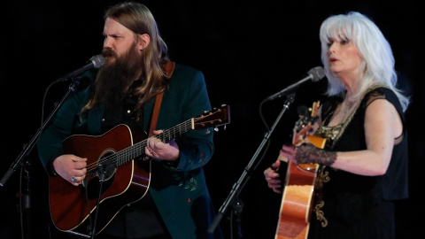 Chris Stapleton y Emmylou Harris tocan 'Wildflowers' en homenaje al gran Tom Petty.- REUTERS