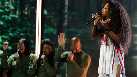 SZA interpreta 'Broken Clocks'.- REUTERS