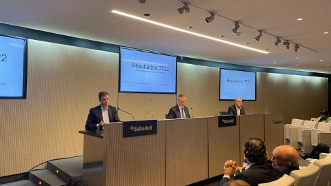 El consejero delegado de Banco Sabadell, César González-Bueno (c), durante la presentación de los resultados trimestrales de la entidad. El consejero delegado de Banco Sabadell, César González-Bueno (c), durante la presentación de los resultados trimestrales de la entidad.