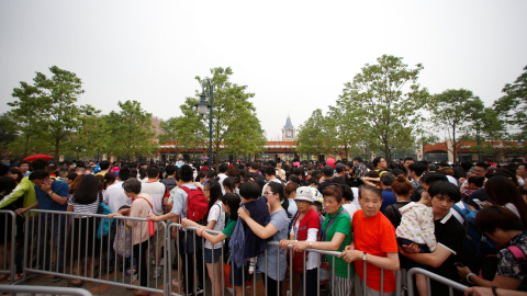 Cientos de personas hacen cola para entrar en el parque y pagar los 75 euros que cuesta la entrada