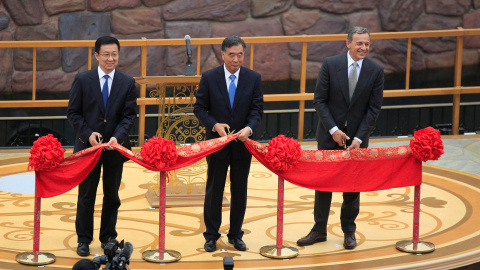 El alcalde de Shangai, el Viceprimer Ministro chino y el Director Ejecutivo del resort inauguran el parque