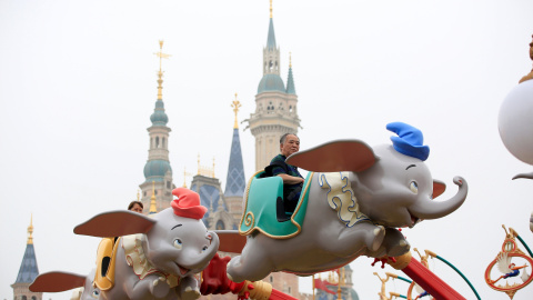 Los primeros visitantes del Resort de Disney estrenando las atracciones del parque
