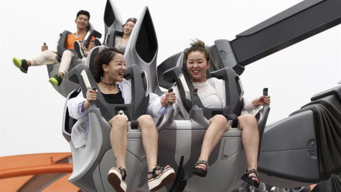 Dos chicas inauguran una de las atracciones en el parque temático de Disney
