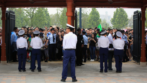 La policía custodia la entrada del Resort ante la gran cantidad de gente esperando entrar
