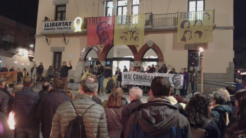 La marxa de torxes de Sant Vicenç, municipi d'Oriol Junqueras, ha acabat a la plaça de la Vila. MARC FONT