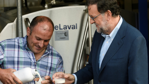 El presidente del Gobierno en funciones, Mariano Rajoy, junto al ganadero José Luis Fernández, durante la visita que realizó a la Ganadería Carbayeda, de la localidad asturiana de San Martín de Podes.REUTERS/Eloy Alonso