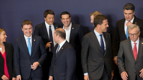 El primer ministro griego, Alexis Tsipras, rodeado de otros dirigentes europeos antes de posar par la foto de familia de la cumbre de Bruselas. REUTERS/Philippe Wojazer El primer ministro griego, Alexis Tsipras, rodeado de otros dirigentes europeos antes de posar par la foto de familia de la cumbre de Bruselas. REUTERS/Philippe Wojazer