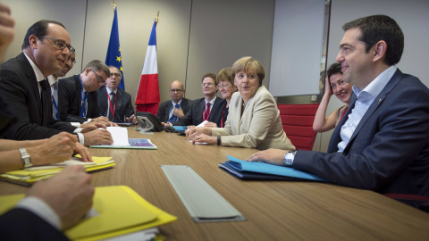 Imagen del encuentro del primer ministro griego, Alexis Tsipras, con la canciller alemana Angela Merkel, y el presidente francés, Francois Hollande, en Bruselas, antes de la segunda jornada de la cumbre de la UE. REUTERS Imagen del encuentro del primer ministro griego, Alexis Tsipras, con la canciller alemana Angela Merkel, y el presidente francés, Francois Hollande, en Bruselas, antes de la segunda jornada de la cumbre de la UE. REUTERS