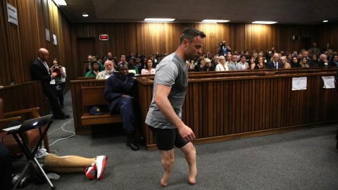 El medallista paralímpico Oscar Pistorius anda sin sus prótesis en la corte durante el tercer día de audiencias por el juicio en el que se le acusa de asesinar a su expareja en Sudáfrica.  REUTERS/Siphiwe Sibeko