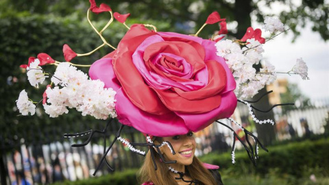 Una invitada luce una original pamela durante el "Día de las damas" en  la competición hípica de Royal Ascot. Esta cita hípica reúne cada año a lo más selecto de la sociedad británica y cuya seña de identidad son las extravagantes pamelas q