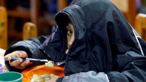 Un niño come en el centro comunitario juvenil Che Pibe en Villa Florito, a las afueras de Buenos Aires, Argentina.REUTERS/Enrique Marcarian