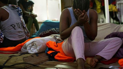 Uno de los 134 inmigrantes que lleva a bordo el Open Arms en la cubierta del buque la noche del viernes | EFE Uno de los 134 inmigrantes que lleva a bordo el Open Arms en la cubierta del buque la noche del viernes | EFE