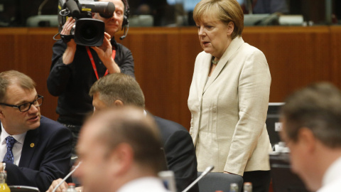 La canciller alemana, Angela Merkel, y el primer ministro finlandés, Juha Sipila, al inicio de la segunda jornada de la cumbre de los jefes de Estado y de Gobierno de la Unión Europea (UE) celebrada en Bruselas. EFE/Olivier Hoslet La canciller alemana, Angela Merkel, y el primer ministro finlandés, Juha Sipila, al inicio de la segunda jornada de la cumbre de los jefes de Estado y de Gobierno de la Unión Europea (UE) celebrada en Bruselas. EFE/Olivier Hoslet