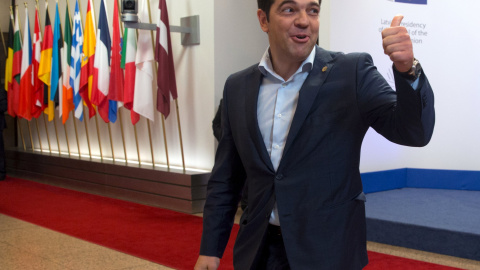 El primer ministro griego, Alexis Tsipras, hace un gesto a los periodistas, al abandonar la sede del Consejo Europeo, en Bruselas, tras la cumbre de la UE. REUTERS/Philippe Wojazer El primer ministro griego, Alexis Tsipras, hace un gesto a los periodistas, al abandonar la sede del Consejo Europeo, en Bruselas, tras la cumbre de la UE. REUTERS/Philippe Wojazer