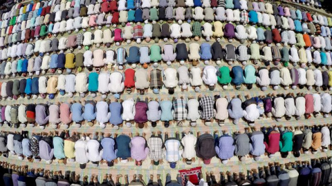 Una multitud que reza en una mezquita en el segundo viernes del Ramadán, el mes sagrado en el que se abstienen de comer y beber desde la salida a la puesta del sol. EFE/Narendra Shrestha