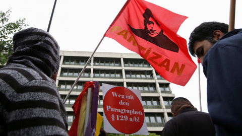 Personas protestando fuera de una corte en Munich, Alemania contra la acusación que se ha realizado sobre nueve personas turcas y kurdas de pertenecer al Partido Comunista Turco Marxista-Leninista. REUTERS/Michaela Rehle