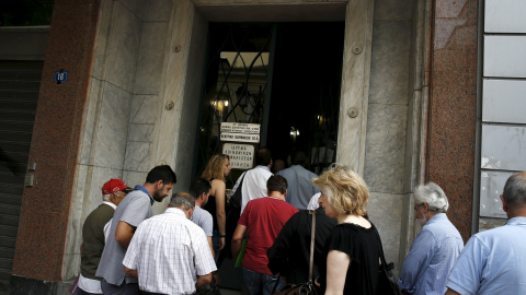 Varios atenienses haciendo cola en unas oficinas de la Seguridad Social griega. REUTERS/Alkis Konstantinidis