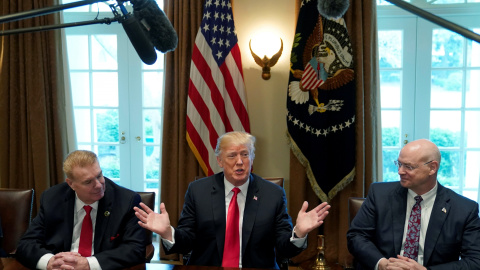 El presidente ejecutivo de Nucor John Ferriola, y el consejero delegado de US Steel, Dave Burritt, flanquean al presidente estadounidense Donald Trump durante el anuncio de aranceles a las importaciones de acero y de aluminio. REUTERS / Kev El presidente ejecutivo de Nucor John Ferriola, y el consejero delegado de US Steel, Dave Burritt, flanquean al presidente estadounidense Donald Trump durante el anuncio de aranceles a las importaciones de acero y de aluminio. REUTERS / Kev