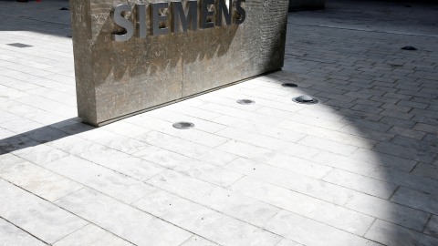 El logo de Siemens en el exterior de su nueva sede en Munich. REUTERS/Michaela Rehle El logo de Siemens en el exterior de su nueva sede en Munich. REUTERS/Michaela Rehle