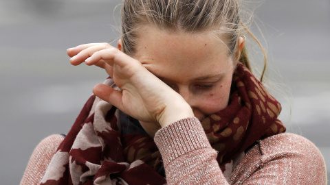 Una chica llora la pérdida de la diputada en uno de los lugares de homenaje a la víctima