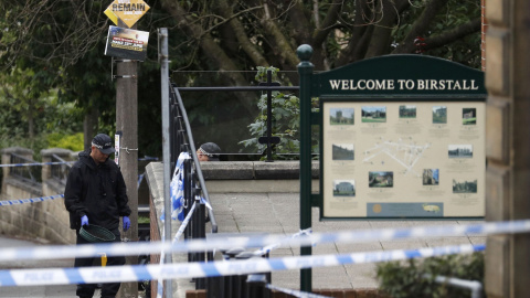 El lugar del asesinato, todavía acordonado y rodeado de policías en la ciudad de Birstall