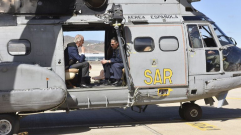 El ex ministro de Defensa, Pedro Morenés, en un helicóptero del Servicio Aéreo de Rescate (SAR). Durante su mandato varios de ellos sufrieron siniestros, dos de los cuales produjeron siete víctimas mortales. EFE