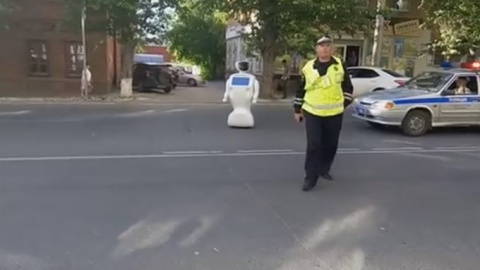 Un robot se escapa del laboratorio y obliga a cortar el tráfico en una ciudad rusa. Un robot se escapa del laboratorio y obliga a cortar el tráfico en una ciudad rusa.
