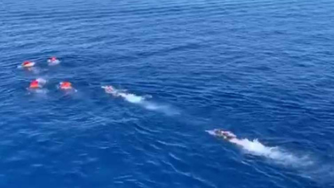 Imagen de algunos migrantes del Open Arms en el agua, perseguidos por socorristas de la ONG. CAPTURA DE @camposcar Imagen de algunos migrantes del Open Arms en el agua, perseguidos por socorristas de la ONG. CAPTURA DE @camposcar