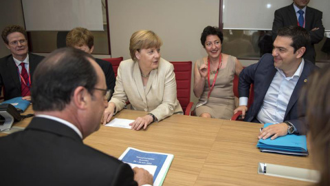 Tsipras, junto a Merkel y Hollande, en el Consejo Europeo en Bruselas. / EFE Tsipras, junto a Merkel y Hollande, en el Consejo Europeo en Bruselas. / EFE