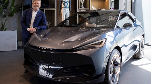 El presidente de Seat, Wayne Griffiths, posa con el prototipo del modelo eléctrico Cupra Tavasca, tras la rueda de prensa que ha ofrecido en la factoría de la compañía en Martorell (Barcelona) para presentar los resultados de la marca en 20 El presidente de Seat, Wayne Griffiths, posa con el prototipo del modelo eléctrico Cupra Tavasca, tras la rueda de prensa que ha ofrecido en la factoría de la compañía en Martorell (Barcelona) para presentar los resultados de la marca en 20
