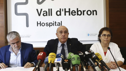 El consejero catalán de Salud, Boi Ruiz, en el centro, acompañado por la especialista de la UCI de Pediatría, Montse Pujol, y el director general de Salud Pública, Antoni Mateo, durante la rueda de prensa ofrecida tras la muerte del niño d El consejero catalán de Salud, Boi Ruiz, en el centro, acompañado por la especialista de la UCI de Pediatría, Montse Pujol, y el director general de Salud Pública, Antoni Mateo, durante la rueda de prensa ofrecida tras la muerte del niño d