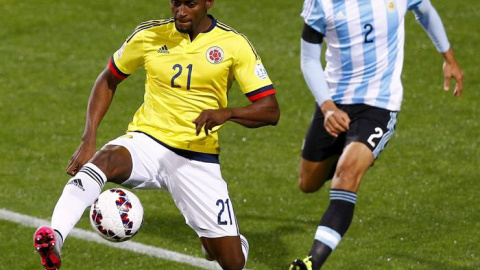 El delantero colombiano Jackson Martínez (i) controla el balón ante el defensa argentino Ezequiel Garay. /EFE El delantero colombiano Jackson Martínez (i) controla el balón ante el defensa argentino Ezequiel Garay. /EFE