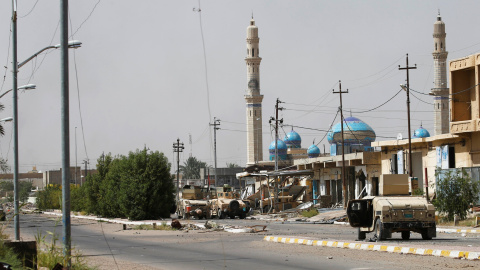 Vehículos del Ejército iraquí en el centro de la ciudad de Faluya. REUTERS/Thaier Al-Sudani Vehículos del Ejército iraquí en el centro de la ciudad de Faluya. REUTERS/Thaier Al-Sudani