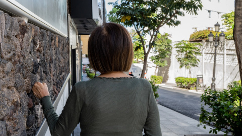Doris, de 72 años, fue desahuciada hace un mes de su vivienda y, ahora, se ve obligada a dormir en el sofá de una mujer de 82 en Puerto de la Cruz (Tenerife) Doris, de 72 años, fue desahuciada hace un mes de su vivienda y, ahora, se ve obligada a dormir en el sofá de una mujer de 82 en Puerto de la Cruz (Tenerife)