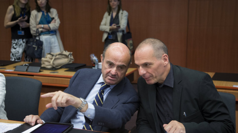 El ministro de Economía, Luis de Guindos, conversa con el titular de Finanzas griego, Yanis Varoufakis, al inicio de la reunión del Eurogrupo. REUTERS/Yves Herman El ministro de Economía, Luis de Guindos, conversa con el titular de Finanzas griego, Yanis Varoufakis, al inicio de la reunión del Eurogrupo. REUTERS/Yves Herman
