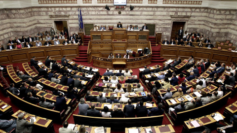 Vista general del hemiciclo del Parlamento griego durante la sesión extraordinaria para debatir sobre el referendum convocado por el primer ministro Alexis Tsipras sobre el rescate. EFE/EPA/SIMELA PANTZARTZI Vista general del hemiciclo del Parlamento griego durante la sesión extraordinaria para debatir sobre el referendum convocado por el primer ministro Alexis Tsipras sobre el rescate. EFE/EPA/SIMELA PANTZARTZI