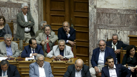 El primer ministro griego, Alexis Tsipras, y varios de los miembros de su Gobierno, durante la sesion extraordinaria del Parlamento heleno en la que se debate la convocatoria de un referéndum sobre el rescate. REUTERS/Alkis Konstantinidis El primer ministro griego, Alexis Tsipras, y varios de los miembros de su Gobierno, durante la sesion extraordinaria del Parlamento heleno en la que se debate la convocatoria de un referéndum sobre el rescate. REUTERS/Alkis Konstantinidis