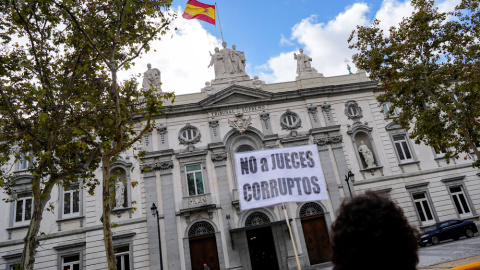 Una mujer con pancarta en una protesta contra la decisión del Tribunal Supremo sobre las hipotecas, frente a su sede en Madrid. REUTERS/Juan Medina Una mujer con pancarta en una protesta contra la decisión del Tribunal Supremo sobre las hipotecas, frente a su sede en Madrid. REUTERS/Juan Medina