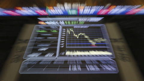 El panel de la Bolsa de Madrid que muestra la evolución del principal indicador del mercado, el Ibex 35. EFE/Fernando Alvarado El panel de la Bolsa de Madrid que muestra la evolución del principal indicador del mercado, el Ibex 35. EFE/Fernando Alvarado