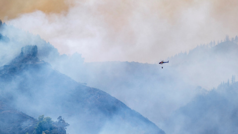 18/08/2019- Un helicóptero trabaja en las tareas de extinción del incendio forestal declarado en Valleseco, Gran Canaria. Es un fuego "muy virulento", ha provocado el desalojo de unas 4.000 personas de cuarenta núcleos poblacionales y ya ha