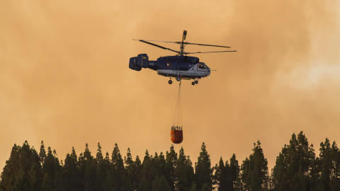 17/08/2019 - Un helicóptero lleva agua para combatir el incendio forestal visto en el pueblo de Valleseco, en la isla canaria de Gran Canaria / REUTERS - Borja Suárez