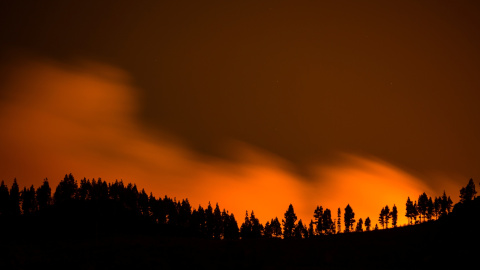 18/08/2019 - El fuego de Vallesco, Gran Canaria, ha provocado el desalojo de 8.000 vecinos / REUTERS - Borja Suárez