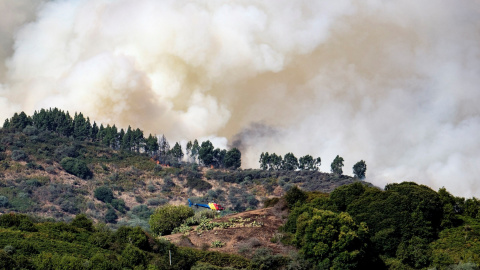 18/8/2019 -Vista del incendio forestal que comenzó el sábado en la isla española de Gran Canaria, cinco helicópteros se incorporaron este domingo a las labores de extinción del incendio / EFE- Ángel Medina