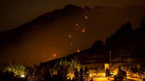 17/08/2019 - Puntos activos del fuego de Valleseco, Gran Canaria, durante la noche del sábado / REUTERS - Borja Suárez