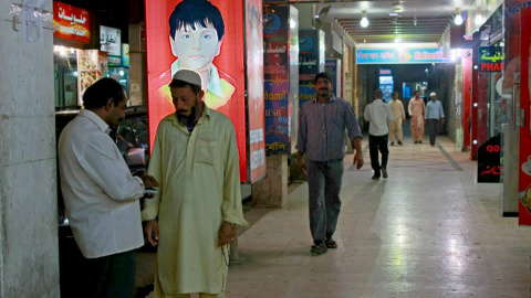 La visión rigorista y violenta del Islam que los saudíes subvencionan en España no impide que  traten salvajemente en su país a los musulmanes procedentes del Magreb o Asia. En la imagen, un mercado de la capital. FERRAN BARBER