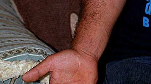 lOS Cultos diferentes al Islam sunní no están autorizados dentro de Arabia Saudí. En la imagen, un asirio de origen sirio, muestra un tatuaje en el interior de su vivienda, en la capital saudí. FERRAN BARBER