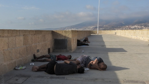 Varios menores extranjeros duermen cerca del puerto de Melilla.- JOSÉ PALAZÓN/PRODEIN Varios menores extranjeros duermen cerca del puerto de Melilla.- JOSÉ PALAZÓN/PRODEIN