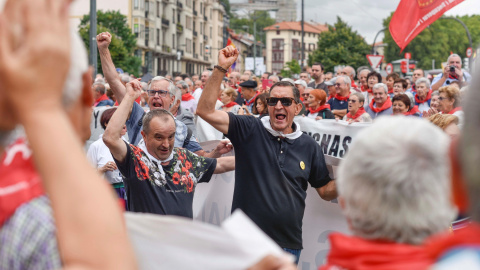 Vista de la manifestación convocada por el movimiento de pensionistas de Bizkaia, en plenas fiestas de Bilbao, para reclamar unas pensiones públicas "dignas". EFE/ Miguel Toña Vista de la manifestación convocada por el movimiento de pensionistas de Bizkaia, en plenas fiestas de Bilbao, para reclamar unas pensiones públicas "dignas". EFE/ Miguel Toña
